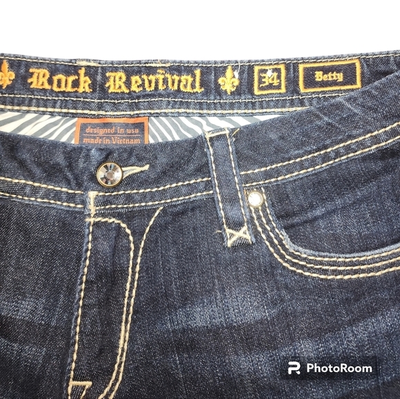 Rock Revival Mid-Rise Betty Bermuda Shorts - Picture 5 of 11